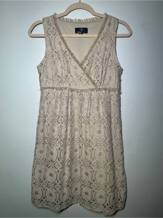 Ronni Nicole Dresses & Skirts - Ronnie Nicole Beige Lace Sleeveless V-Neck Mini Dress Size 6P Wedding Party